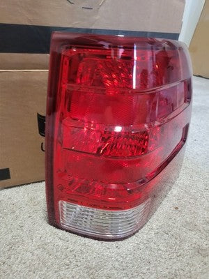 Tail Light Right Passenger Fits 2003-2006 Ford Expedition FO2801166