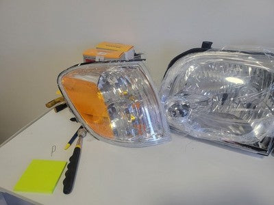 Headlights Corner Lamps for 2005-2006 Toyota Tundra Regular Access Cab TO2502166